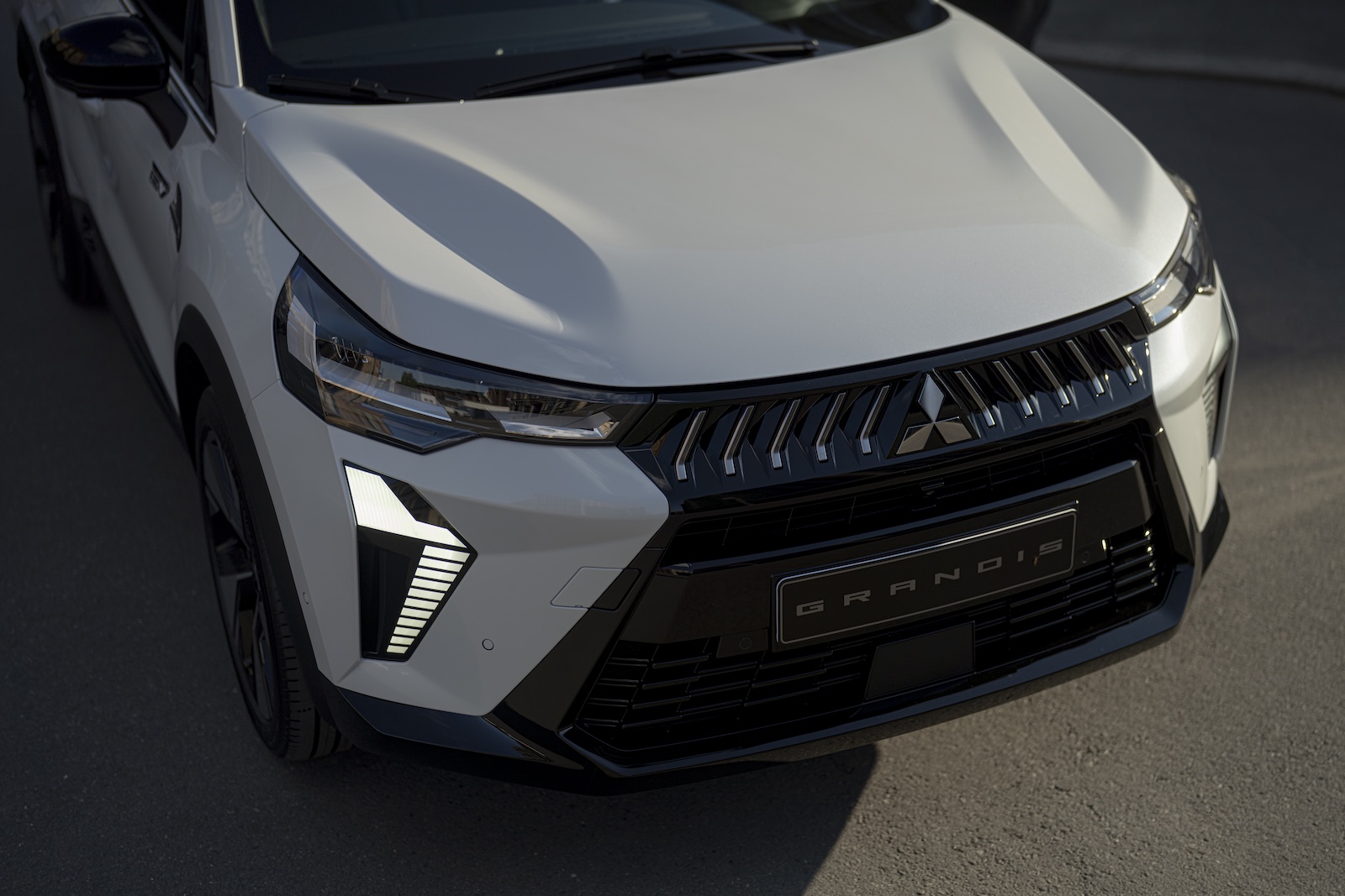 Νέο Mitsubishi Grandis: Υβριδικό Renault Symbioz με σήματα της Mitsubishi